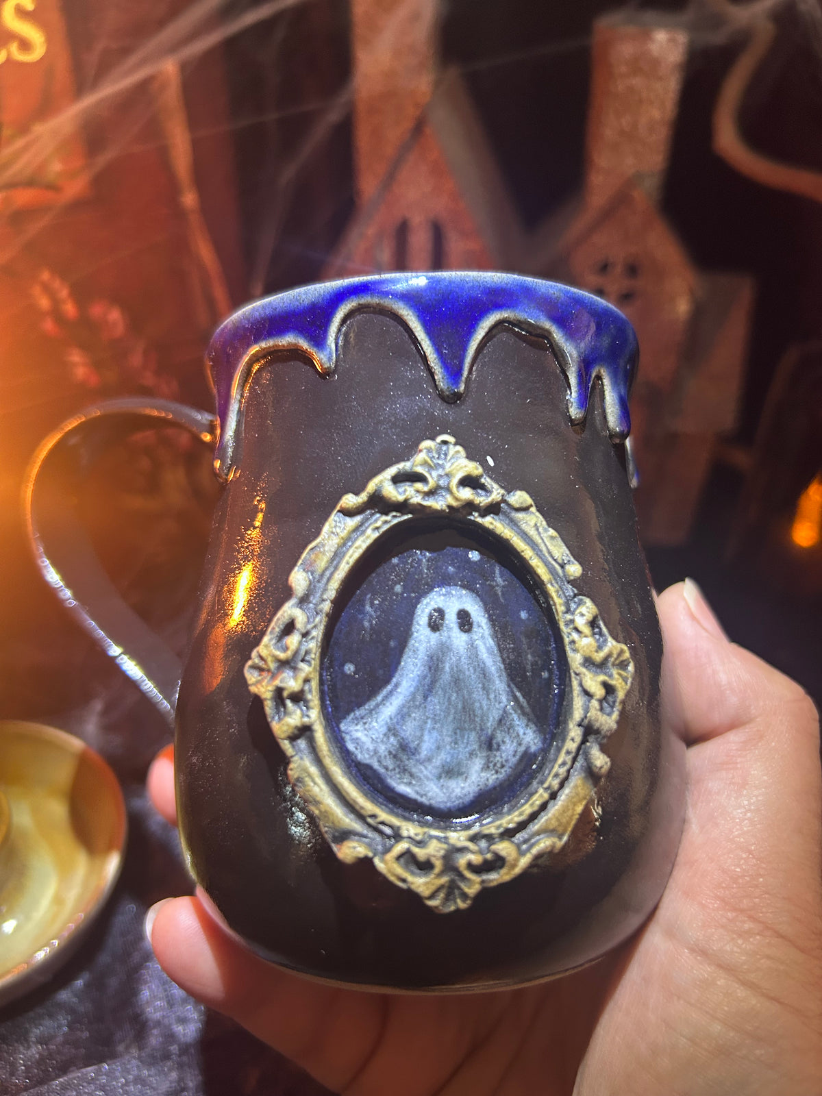 Le Portrait du Fantôme — Mug gothique en grès