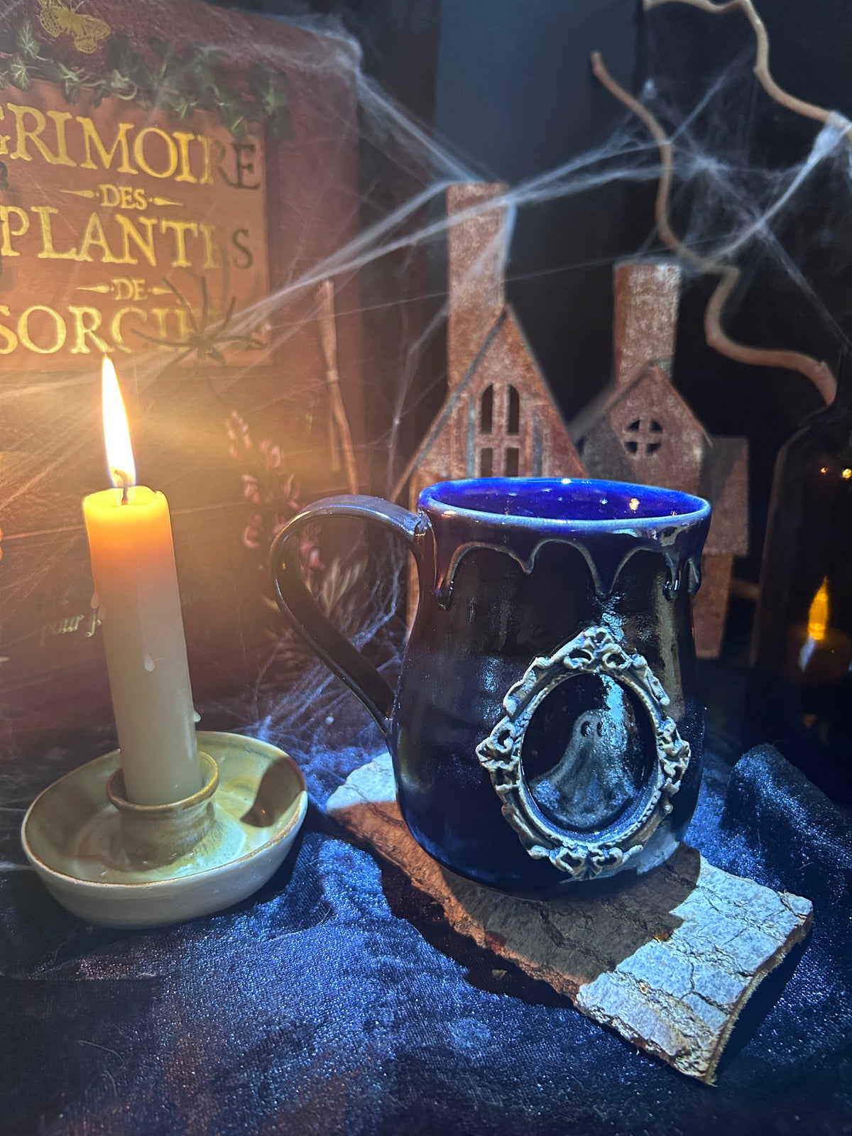 Le Portrait du Fantôme — Mug gothique en grès
