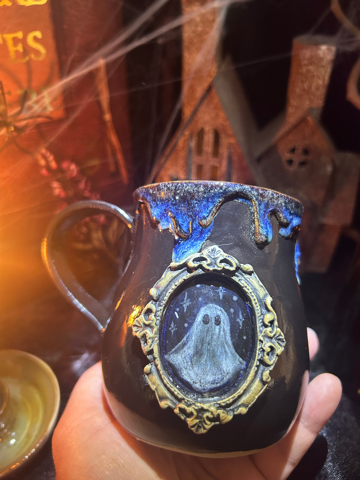 Le Portrait du Fantôme — Mug gothique en grès