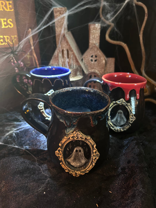 Le Portrait du Fantôme — Mug gothique en grès