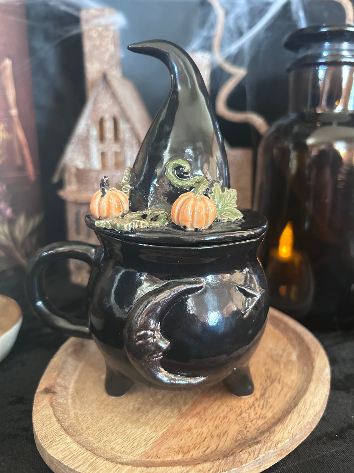Le Chaudron des Citrouilles Oubliées – Mug à couvercle en céramique