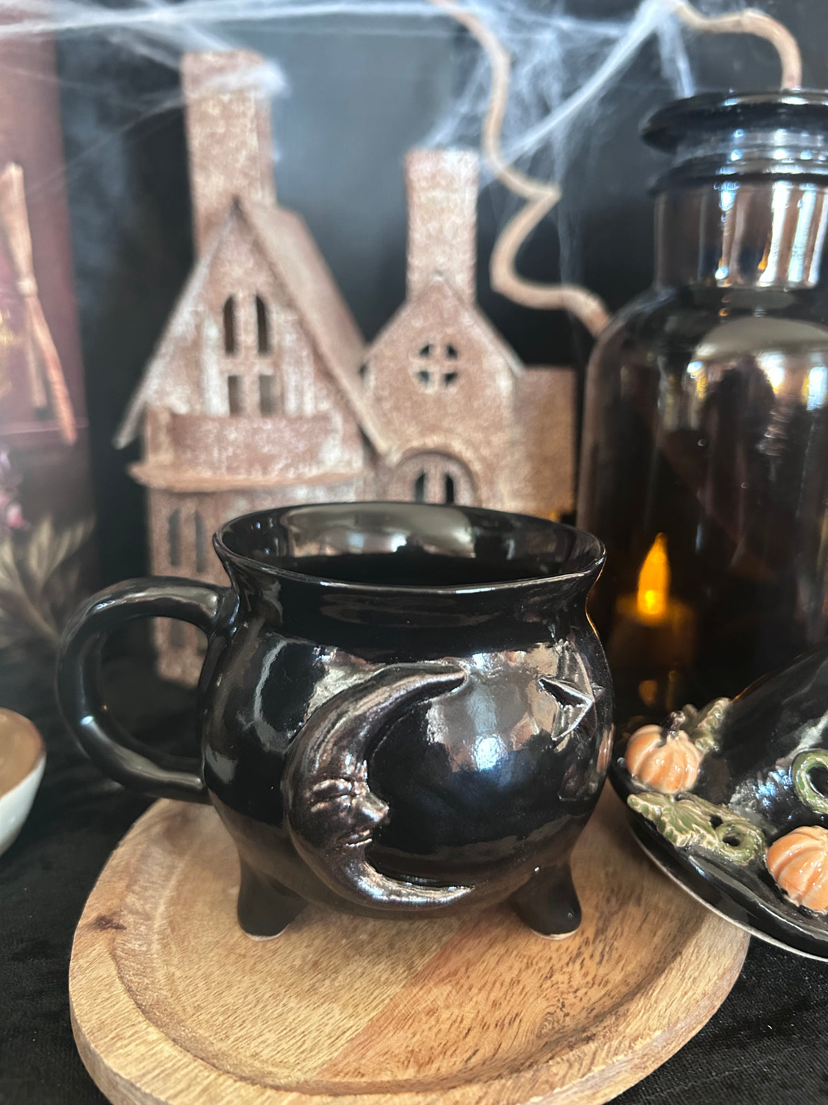 Le Chaudron des Citrouilles Oubliées – Mug à couvercle en céramique